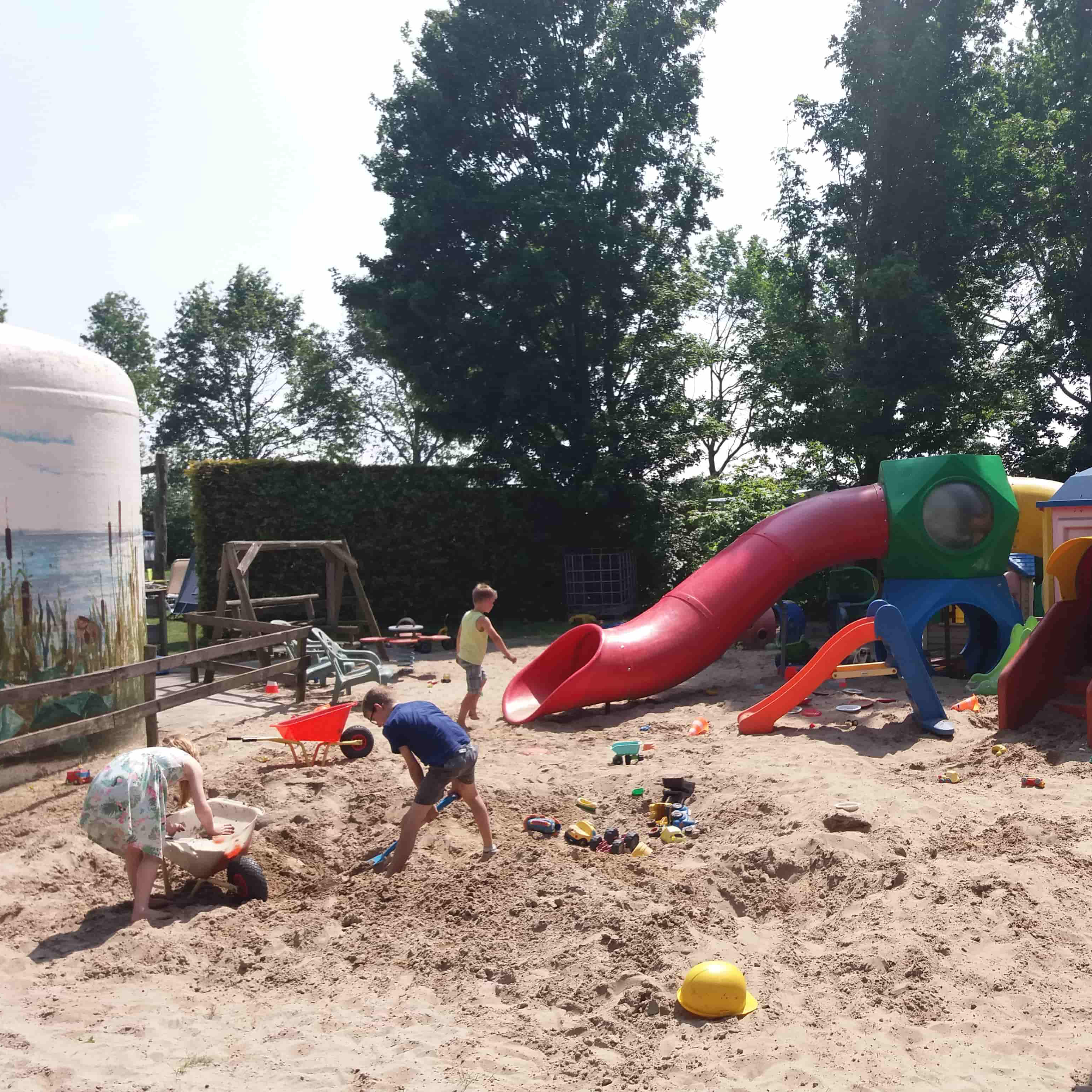 Spelen in de mega-zandbak bij Camping de Vos
